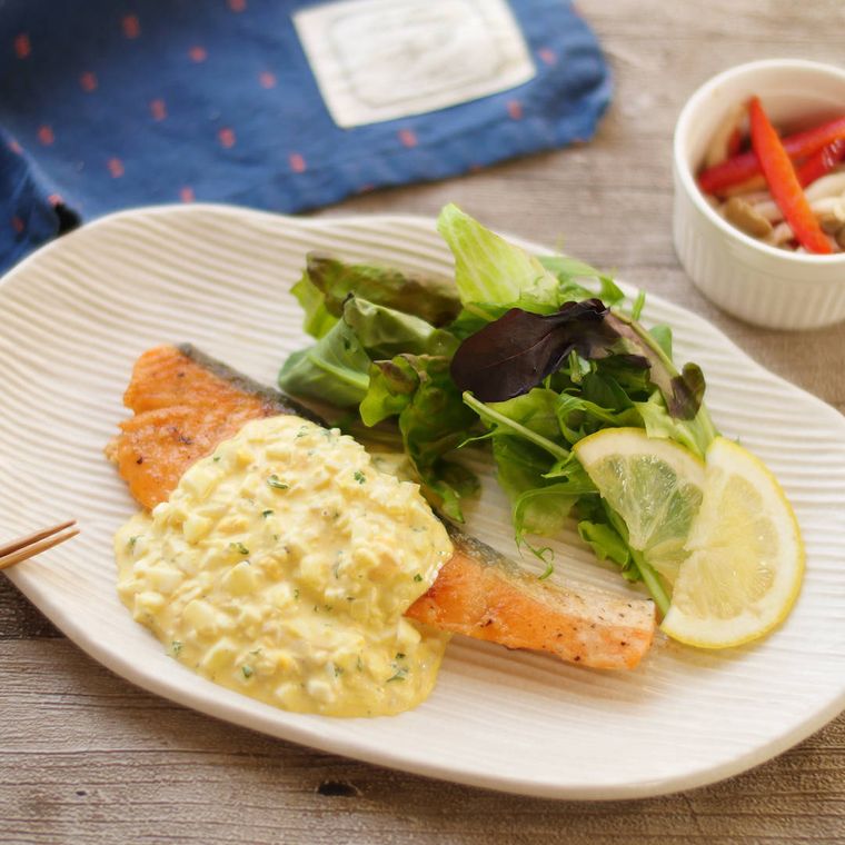 鮭のムニエルに自家製タルタルソースが添えられている