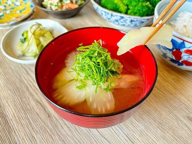 赤いお茶碗に入ったセロリの味噌汁