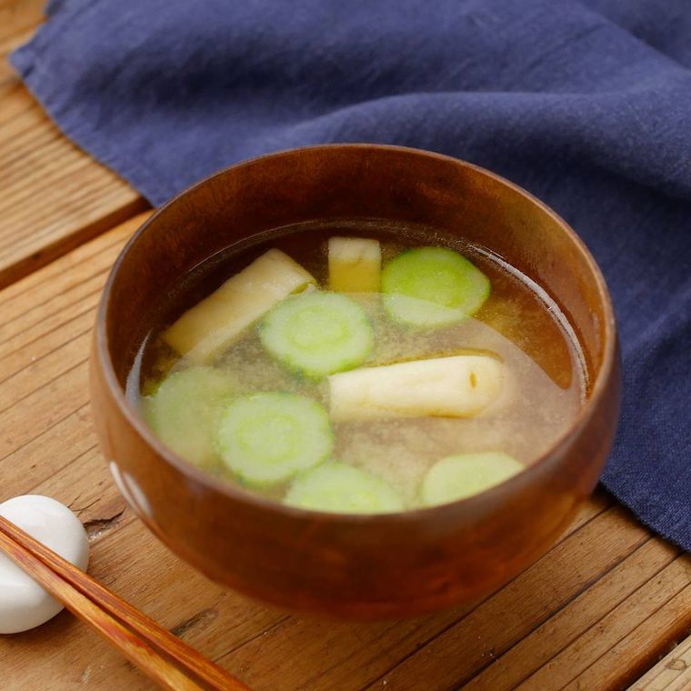 茶色いお茶碗に入ったきゅうりの味噌汁