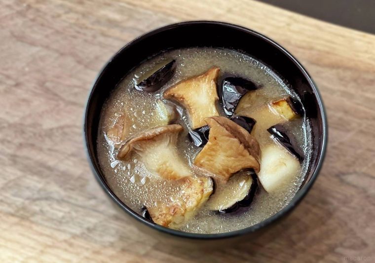 黒い茶碗に入ったエリンギとなすの味噌汁