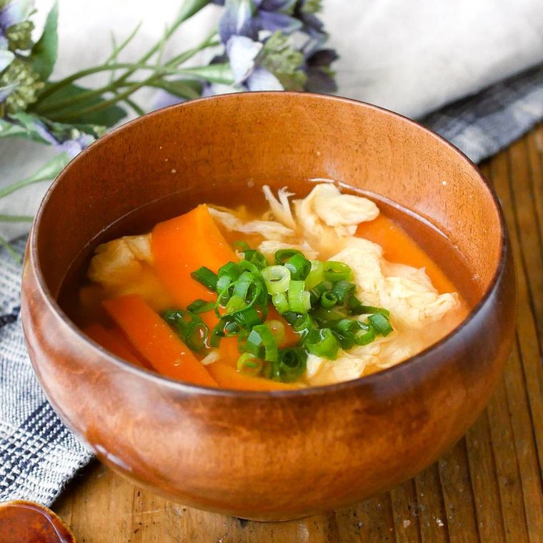 茶色いお茶碗に入ったにんじんのかき玉味噌汁