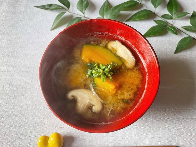 赤いお茶碗に入ったかぼちゃの味噌汁
