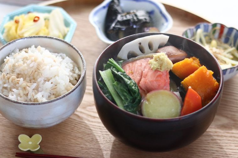 鮭とかぼちゃといろいろ野菜のしょうが味噌汁とご飯、副菜が並んだ食卓