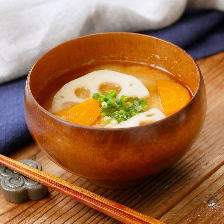 茶色いお茶碗に入ったれんこんとにんじんの味噌汁
