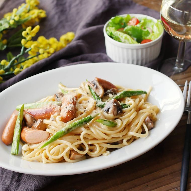 白い皿に盛られた濃厚クアトロフォルマッジのソーセージパスタ