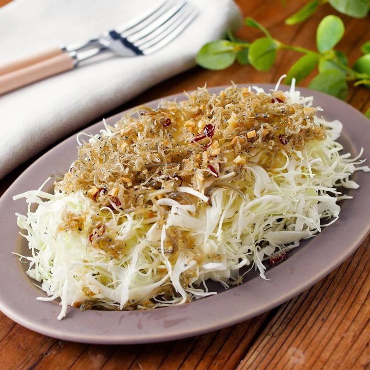 器に盛られたカリカリじゃことキャベツのサラダ