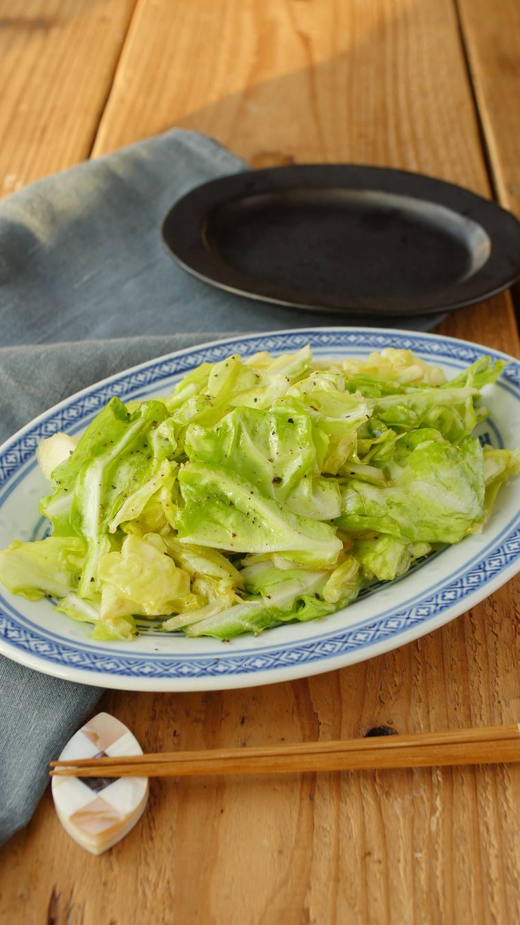 無限キャベツが青い皿に盛り付けられているところ