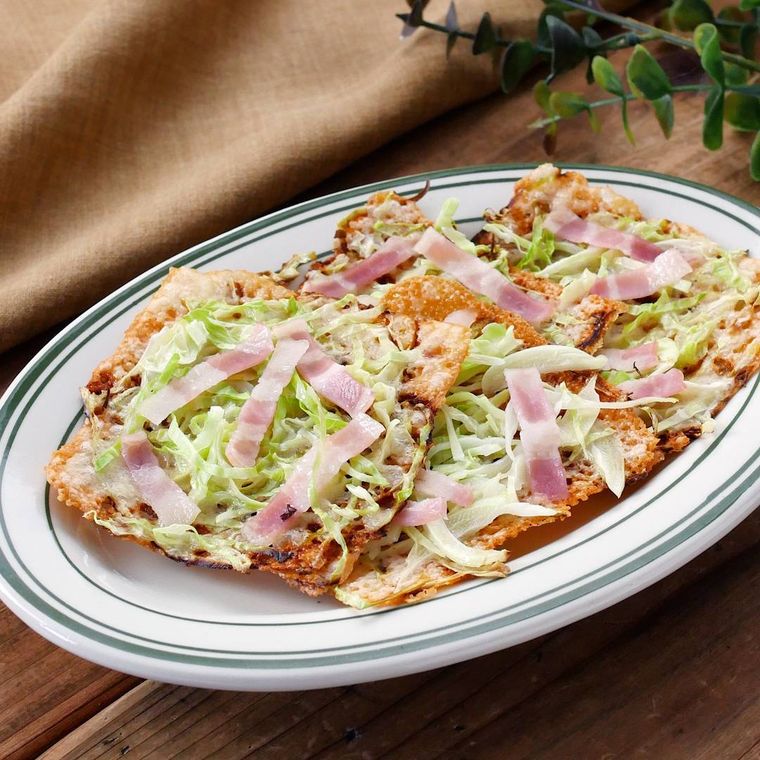 器に盛られたキャベツのカリカリチーズ焼き