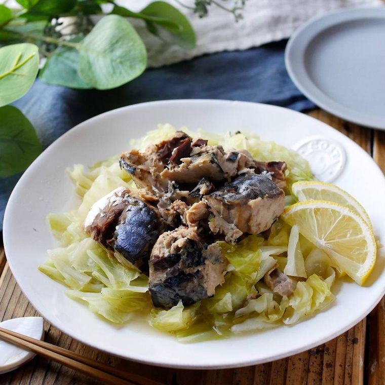 器に盛られたキャベツのフライパン蒸し