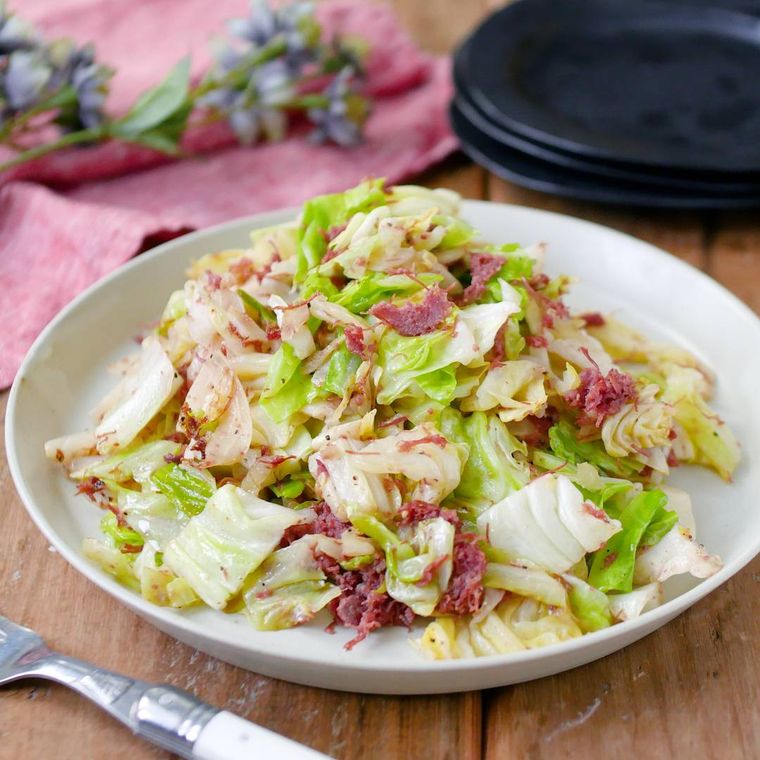 器に盛られたキャベツのコンビーフ炒め