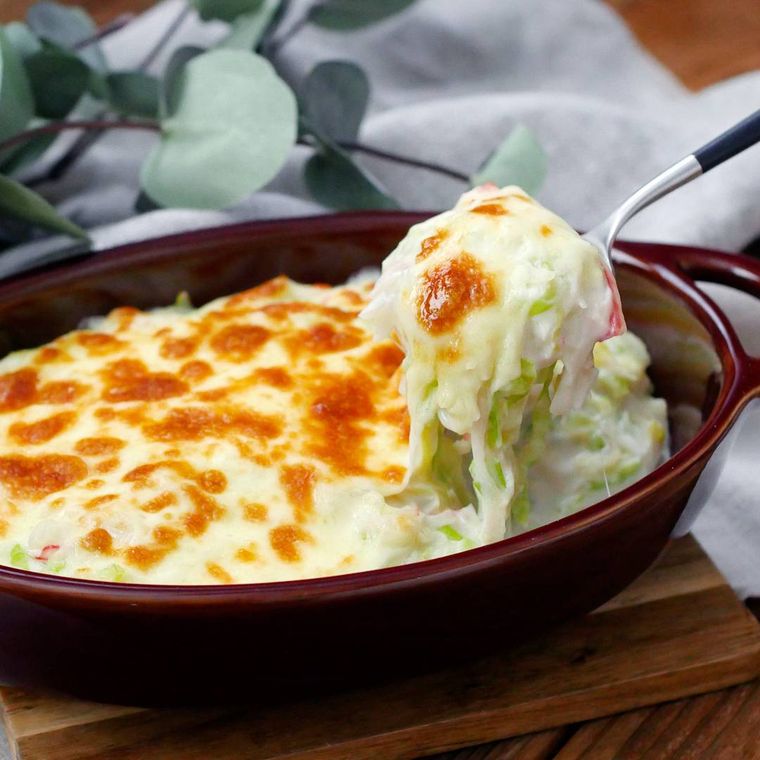 器に盛られたキャベツとカニカマのグラタン