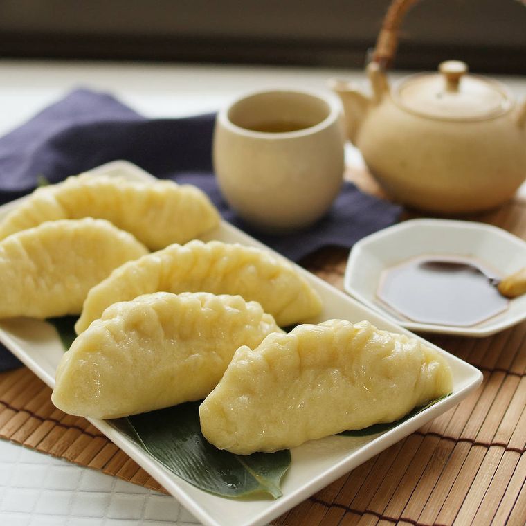 角皿に盛り付けたフライパンでふっくらもちもち餃子ドッグ