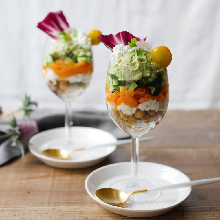 足付きグラスに入った、アボカドと豆のパフェサラダ