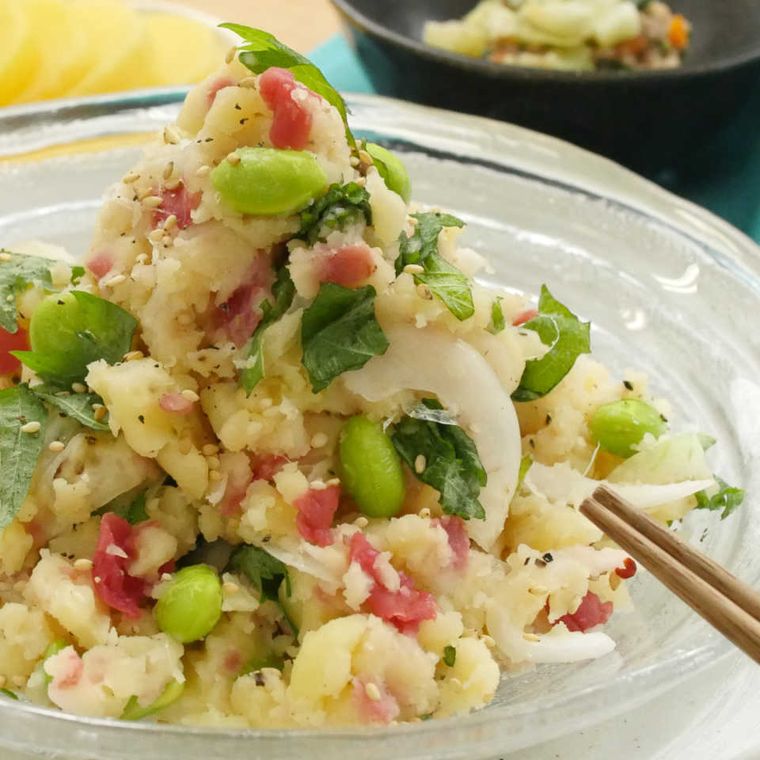 ガラスの皿に盛られた、梅と大葉の枝豆ポテトサラダ