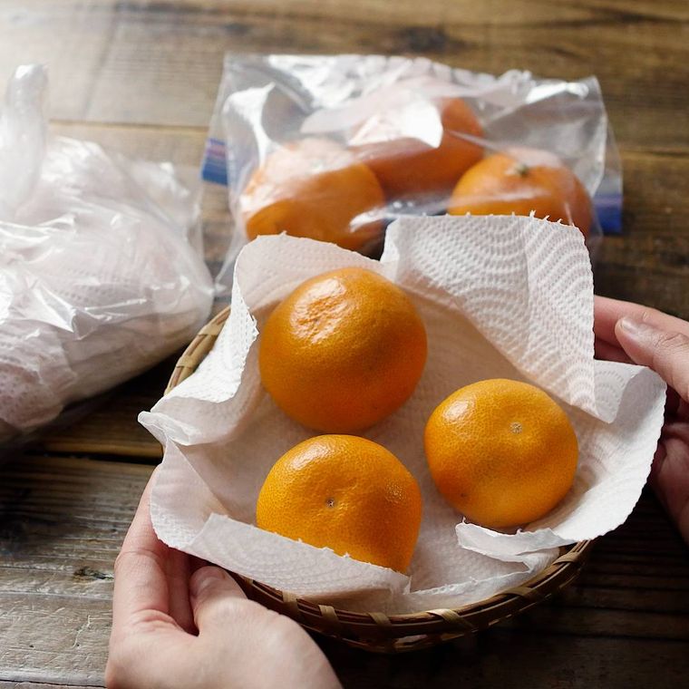 ザルにおいたみかん、フリーザーバッグやポリ袋に入ったみかん