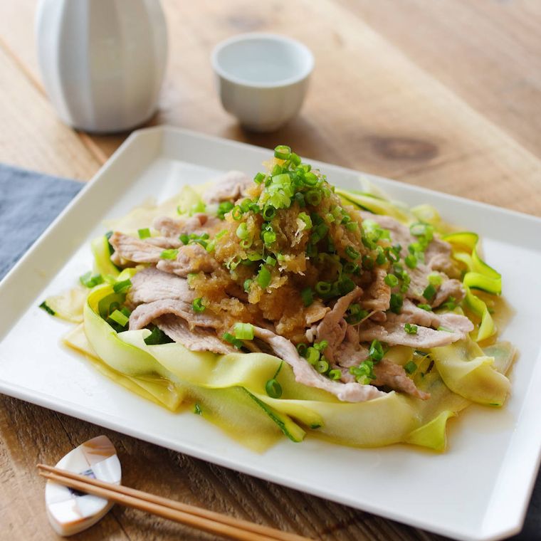 白い皿に盛られている豚肉とズッキーニの焼きしゃぶ