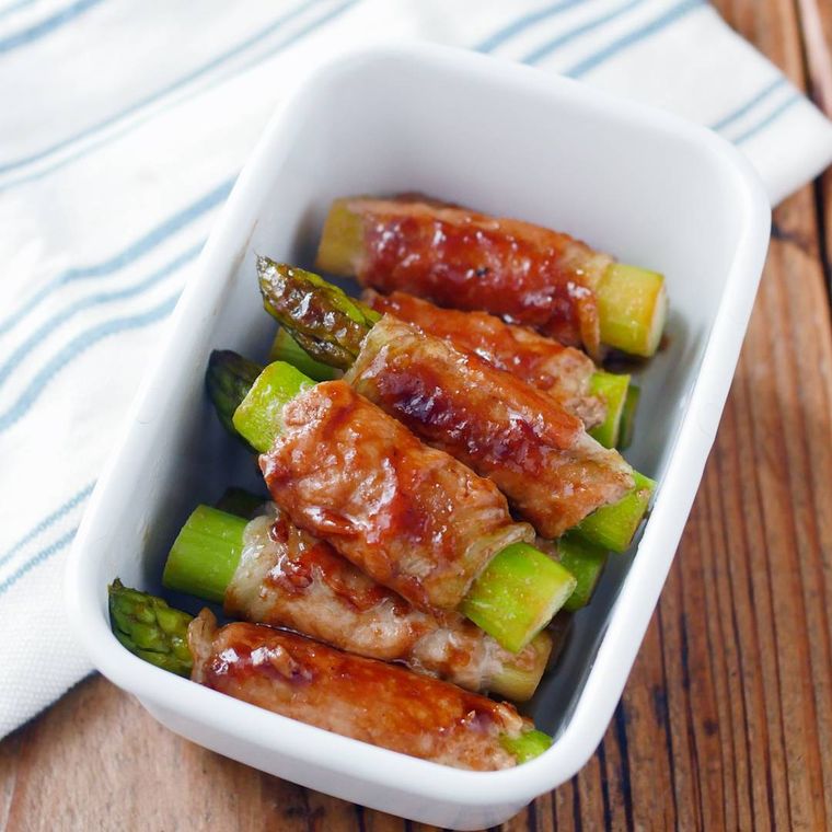 白い器に盛られているアスパラの肉巻き