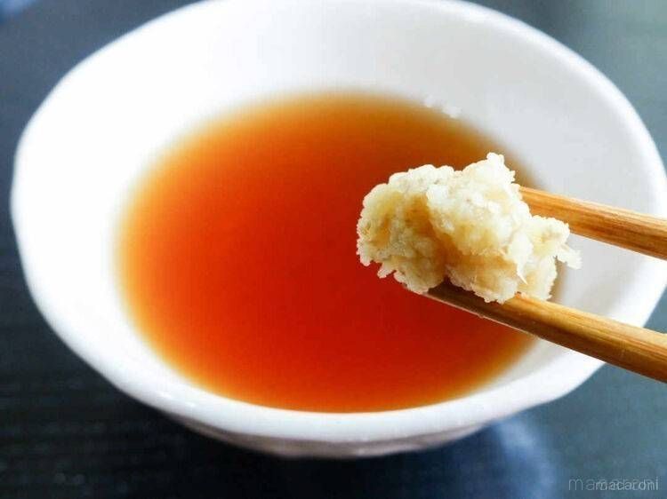 天つゆにしょうがを加えている様子