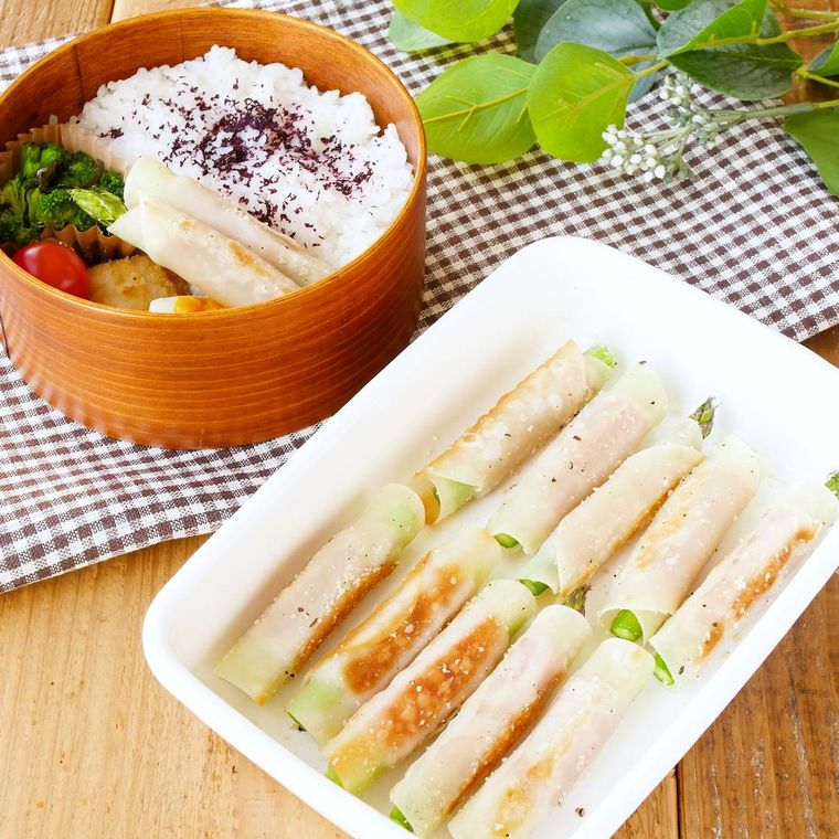 白い容器に盛られているアスパラベーコンの粉チーズ焼き