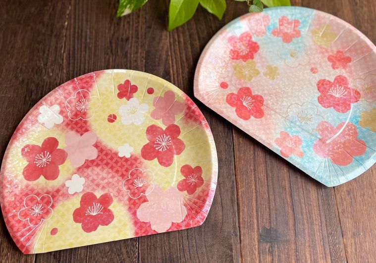 セリアの和風紙皿を2枚並べた写真