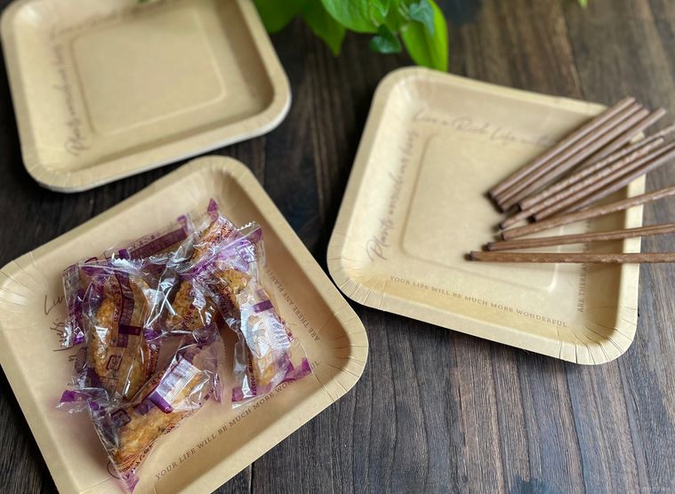 セリアの紙皿にお菓子をのせた写真