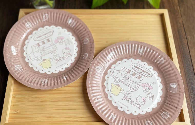 木製プレートにのせたサンリオの紙皿