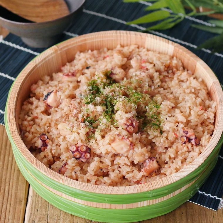 木製の飯台に入った、お好みソース味のたこ飯