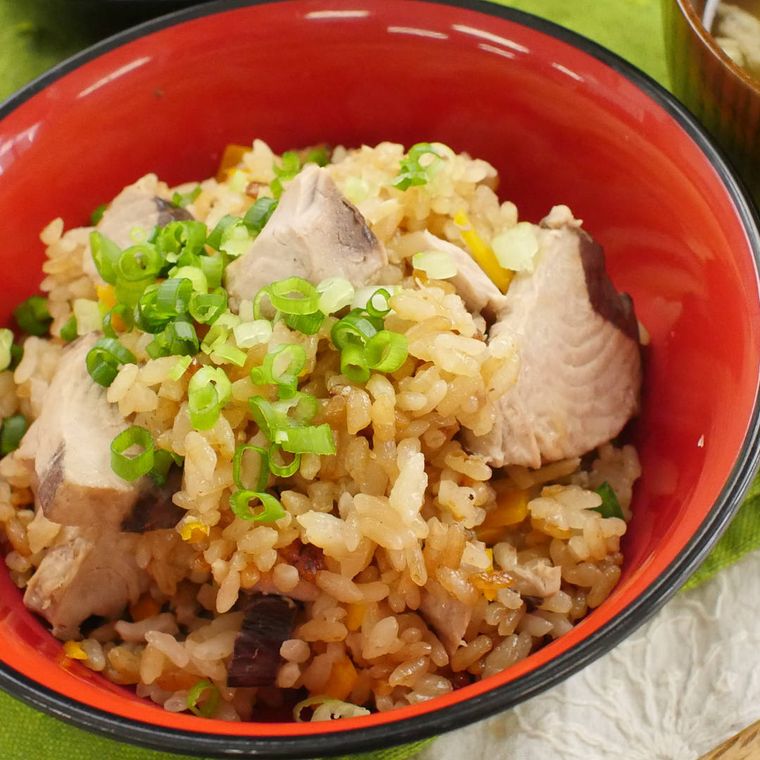 黒塗のお椀に盛り付けられた漬けかつおの炊き込みご飯