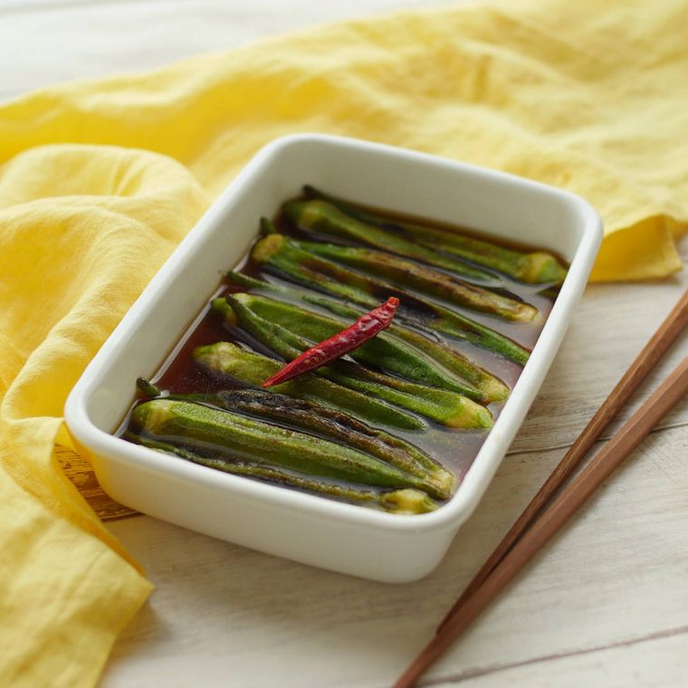 白い容器に入った焼きオクラのしょうがおひたし