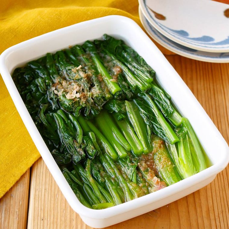 白い容器に入った青菜のおひたし