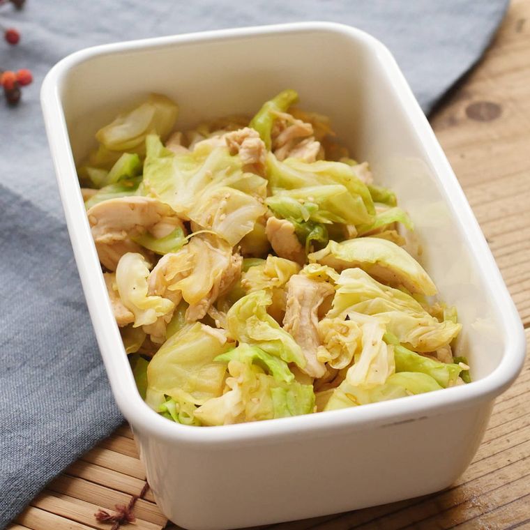 白い容器に入った春キャベツと鶏ささみのピリ辛だれ