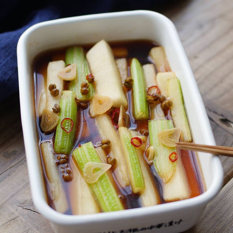 白い容器に入ったセロリと大根の中華漬け