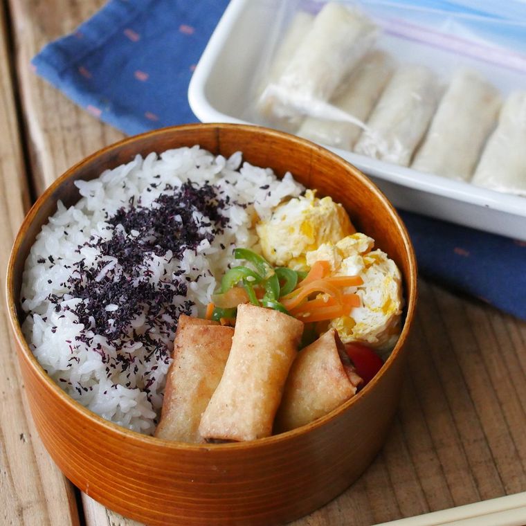 チーズカレー春巻きや卵焼きが入った弁当箱