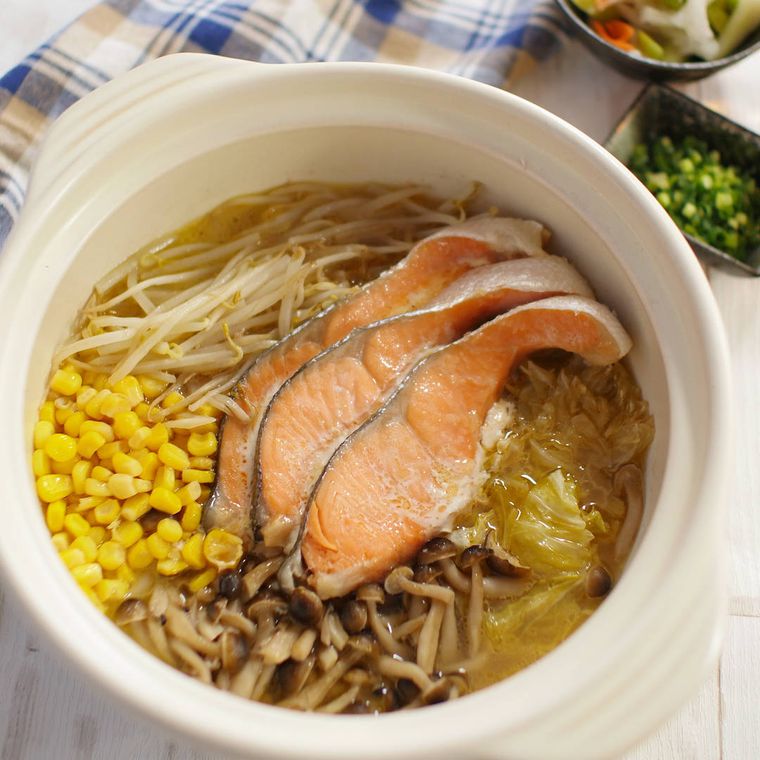 白い鍋に入れられた鮭ときのこのバタポン鍋