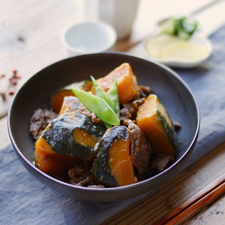 小鉢に盛り付けた薄切り牛肉とかぼちゃのすき煮