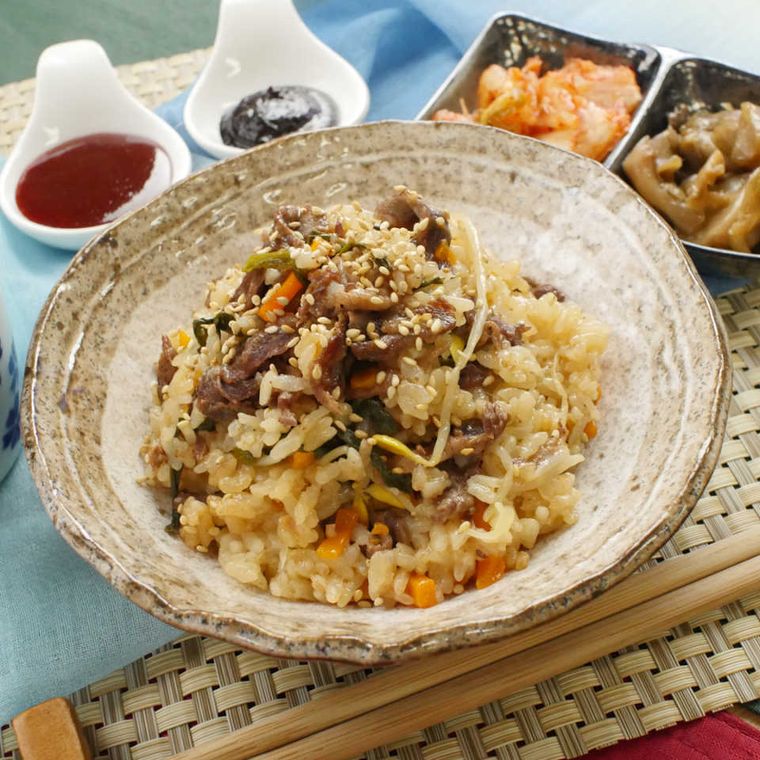 陶器に盛り付けた薄切り牛肉のプルコギ炊き込みごはん