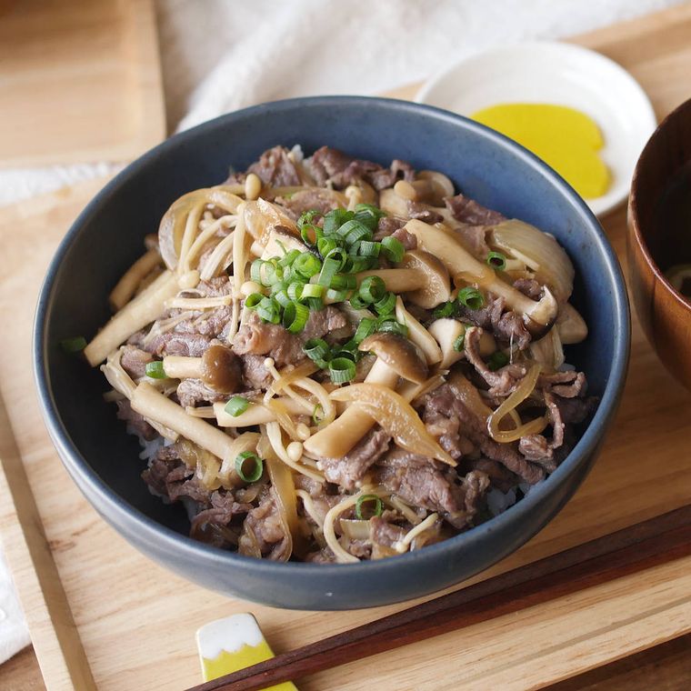 黒い丼に盛り付けた薄切り牛肉ときのこのバター牛丼