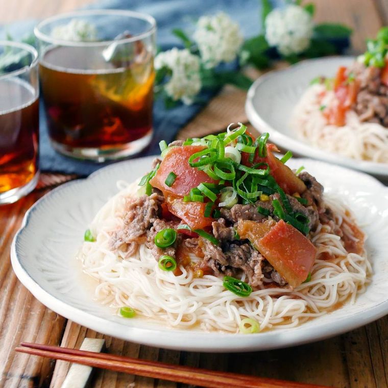 白い皿に盛り付けた薄切り牛肉のぶっかけそうめん