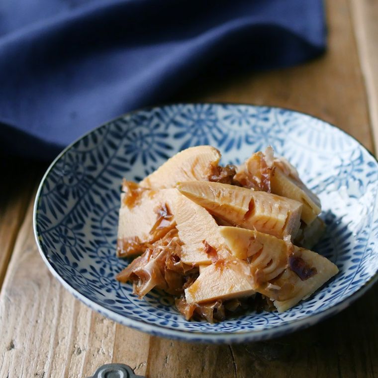 総柄模様の皿に盛りつけられているたけのことかつおぶしの土佐煮