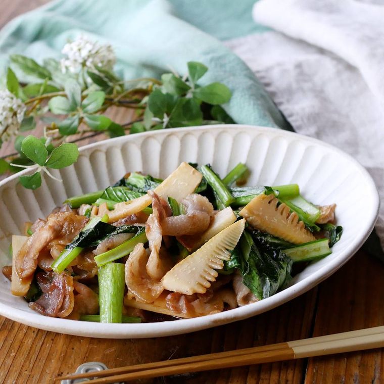 豚バラ肉とたけのこのオイスター炒めが白い皿に盛り付けられているところ