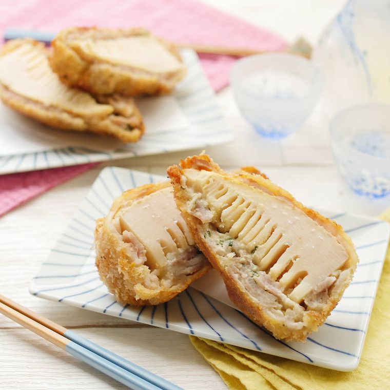たけのこの肉巻きフライが器に盛り付けられているところ