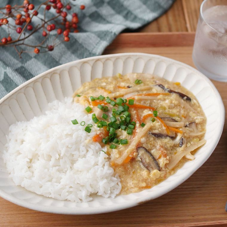 ベージュの皿にのったたけのこのサンラータン飯