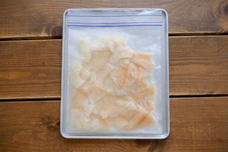 切ったたけのこ水煮とだし汁をフリーザーバッグに入れて冷凍した様子
