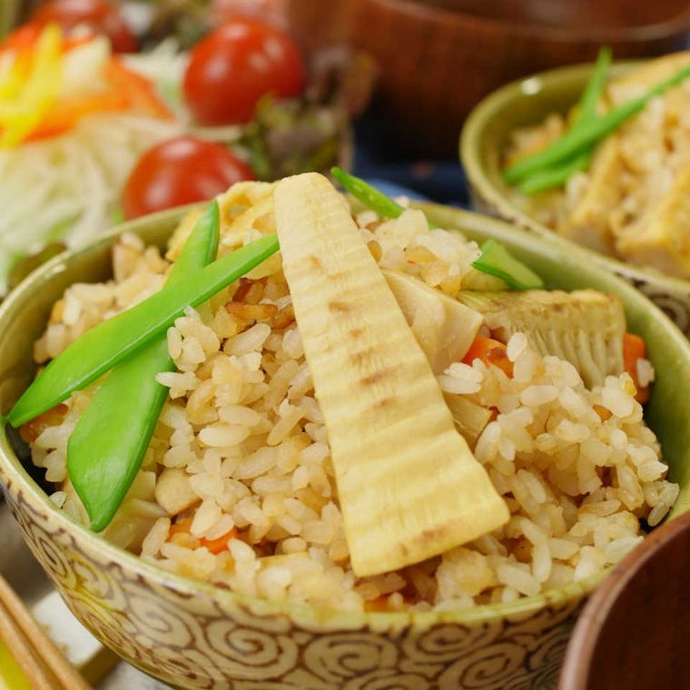 焼きたけのこの簡単炊き込みごはんが茶碗に盛り付けられているところ