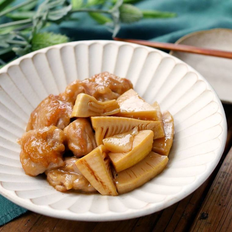 丸い皿に盛られた鶏ももとたけのこの甘辛煮