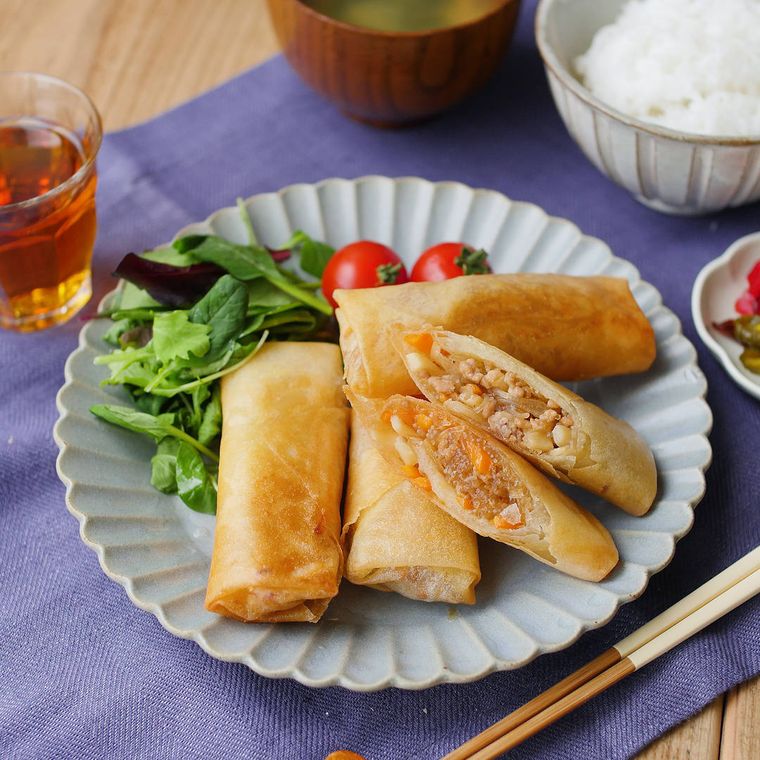 花びら形の皿に盛りつけらているたけのこと豚ひき肉の春巻き