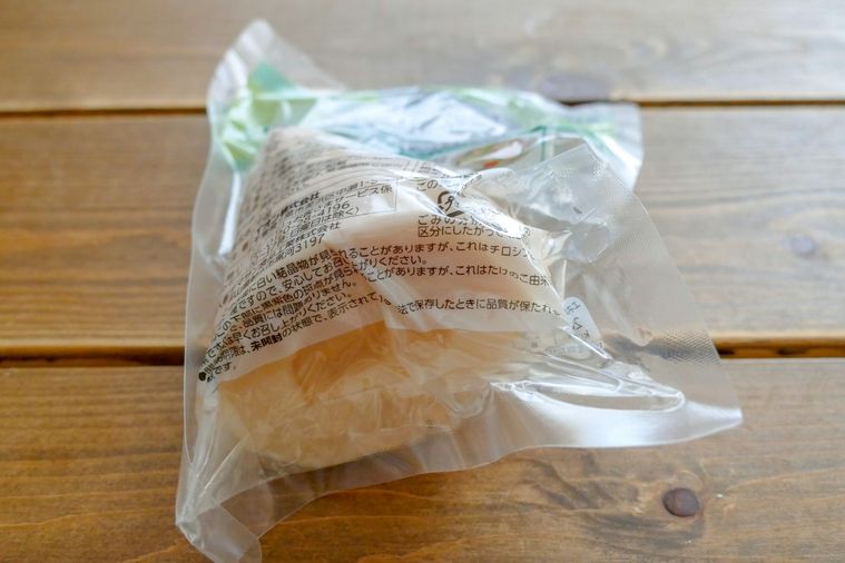 たけのこ水煮のパッケージ裏が見えるように置いた様子