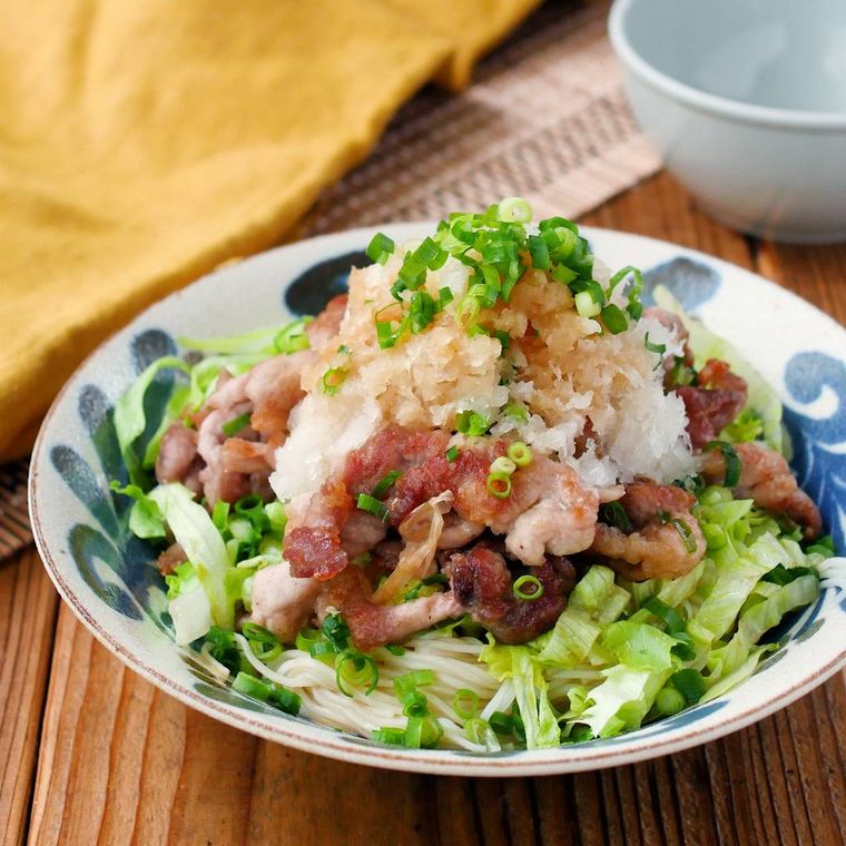 丸皿に盛り付けたカリカリ豚こま肉のそうめんサラダ