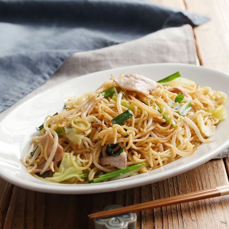 オーバル皿に盛り付けたにんにくしょうゆ焼きそば