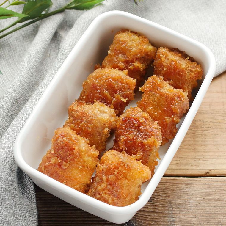 琺瑯容器に入ったひと口みそかつ